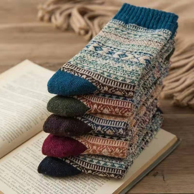 Çoraplı Sandaletler: Tartışmalı Bir Trend İçin Tam Stil Rehberi